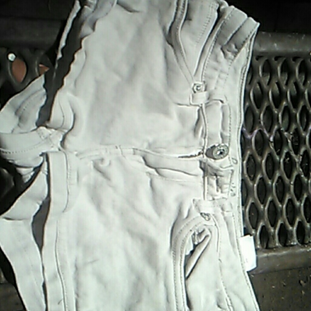 White jean short levis